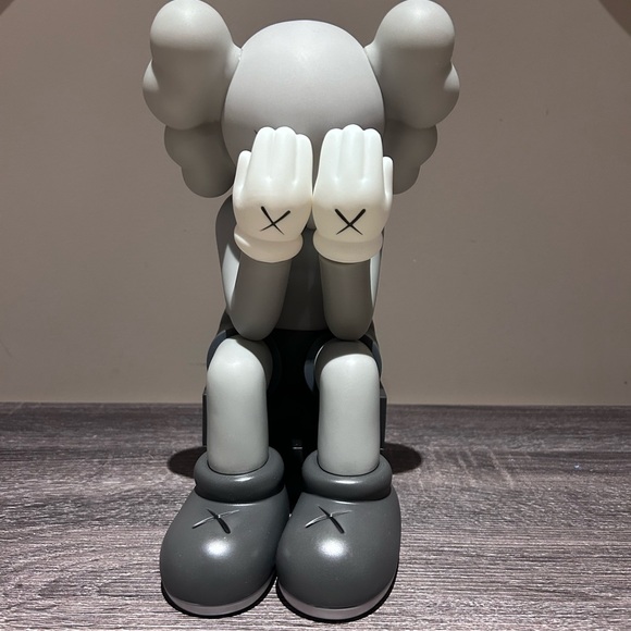 Kaws doll - Picture 2 of 4
